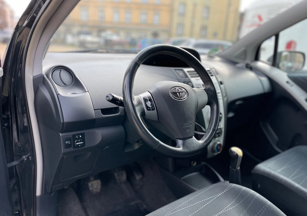 Toyota Yaris cena 17500 przebieg: 177000, rok produkcji 2007 z Świętochłowice małe 667